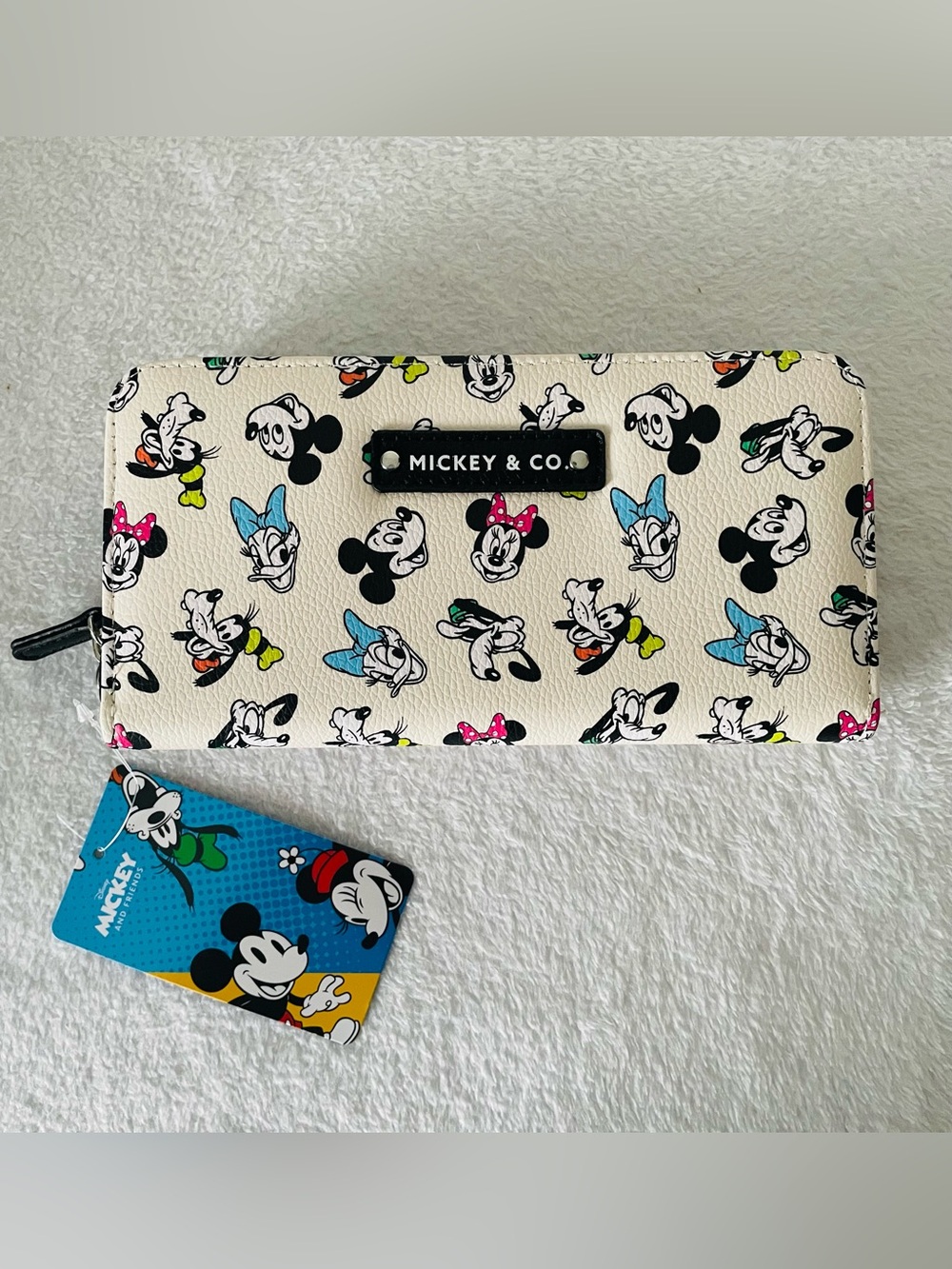 NWT Disney Mickey And Friends Zip Wallet Clutch Cream Lanyard Goofy Pluto Daisy